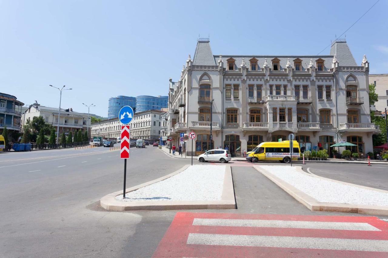 Modern Apartment In The Heart Of Old Тбілісі Екстер'єр фото